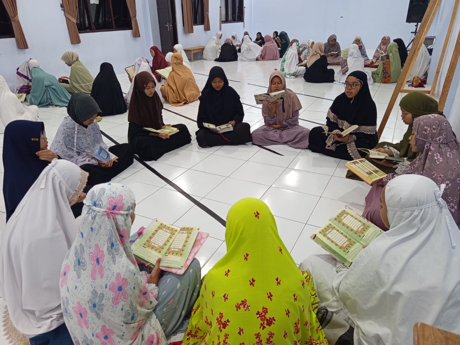 Read more about the article HiRa Hari Keempat: Hangatnya Semangat di Tengah Rintik, Menguatkan Langkah