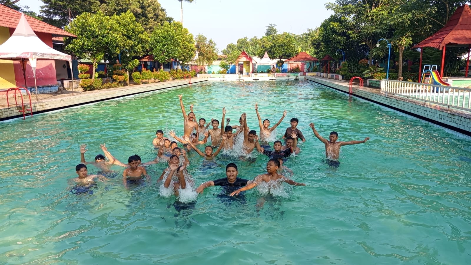 Read more about the article Sejuk Pagi Penuh Semangat: Harmoni Ibadah dan Pembelajaran di MTs ‘Aisyiyah 1 Nganjuk