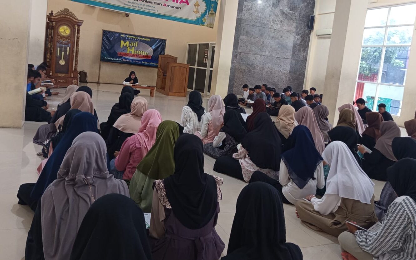 Read more about the article Muhadhoroh: Panggung Pembentukan Karakter dan Kepercayaan Diri Siswa MTs Aisyiyah 1 Nganjuk